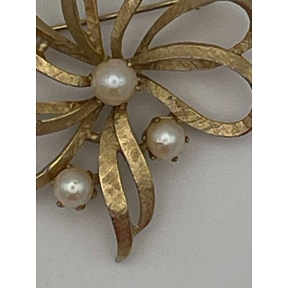 Vintage Brooch Gold Tone Flower 3 Faux Pearls 2" - Picture 2 of 7